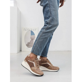 Basket compensée Liliane brown Findlay, base beige brun effet suédée, empiècements léopard et semelle compensée blanche.