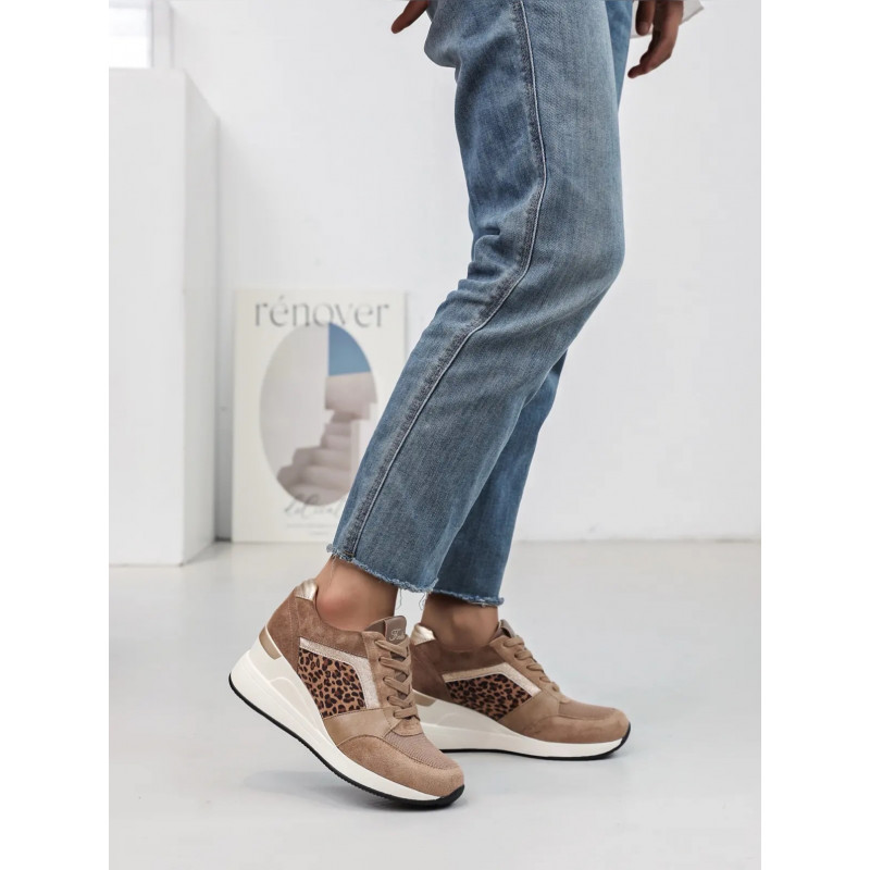 Basket compensée Liliane brown Findlay, base beige brun effet suédée, empiècements léopard et semelle compensée blanche.