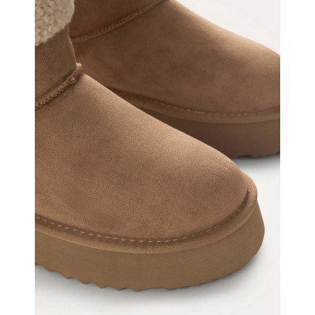 Gros plan boots camel : texture suédine, bout rond et semelle plateforme crantée pour une meilleure adhérence