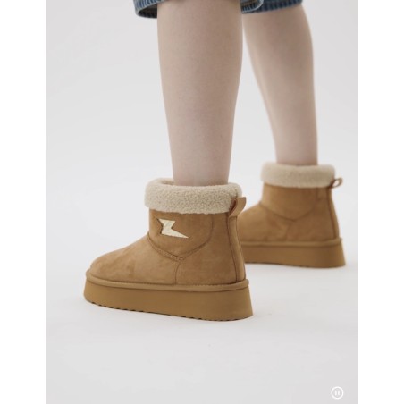 Bottines fourrées camel portées, look cosy hiver, revers shearling écru et semelle plateforme confortable