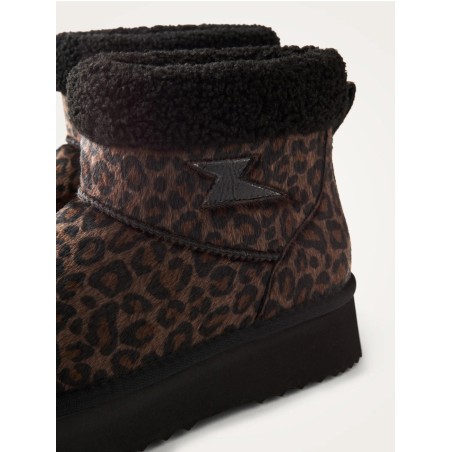 Gros plan boots léopard : revers en faux shearling noir et empiècement éclair en similicuir texturé noir