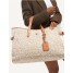 Détail du sac Vanessa Wu Bethany Camel avec imprimé léopard camel et breloque siglée