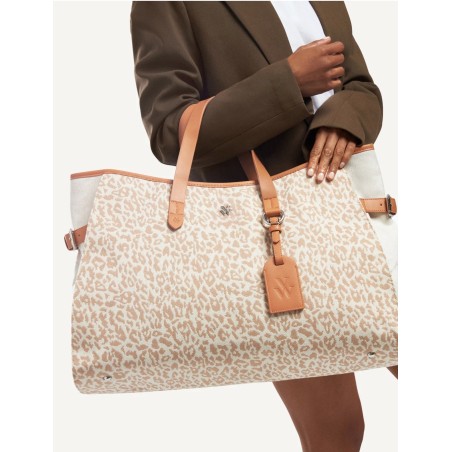 Détail du sac Vanessa Wu Bethany Camel avec imprimé léopard camel et breloque siglée