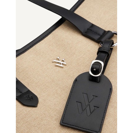 Détail du sac Vanessa Wu Bethany Noir avec breloque siglée et finitions noires