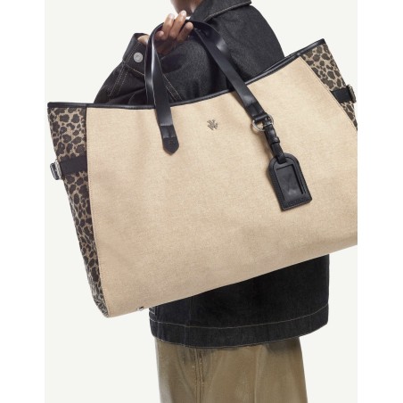Sac Vanessa Wu Bethany Noir porté à l’épaule avec détails noirs et côtés léopard