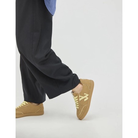 Baskets Monogramme Aura Initial Camel Vanessa Wu femme | La Boutique GDR