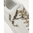 Détail du monogramme léopard et des lacets dorés sur les baskets Vanessa Wu JANE Initials