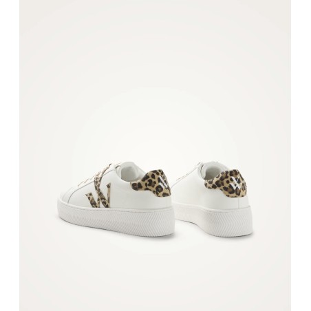 Vue arrière des baskets Vanessa Wu JANE Initials blanches avec patch léopard