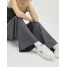 Baskets MAGGIE Originals blanc anthracite Vanessa Wu portées avec un pantalon gris