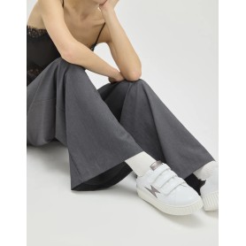 Baskets MAGGIE Originals blanc anthracite Vanessa Wu portées avec un pantalon gris