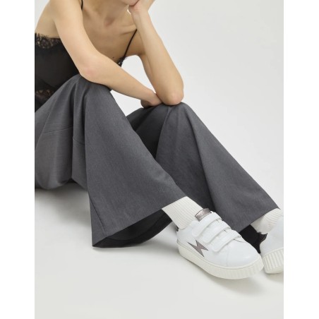 Baskets MAGGIE Originals blanc anthracite Vanessa Wu portées avec un pantalon gris