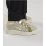 Les baskets MAGGIE Originals kaki portées avec un pantalon foncé