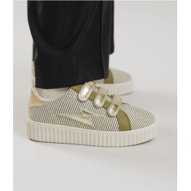 Les baskets MAGGIE Originals kaki portées avec un pantalon foncé