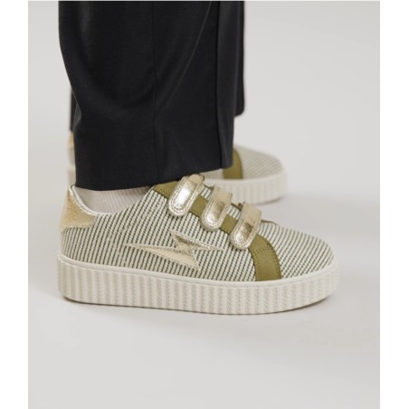 Les baskets MAGGIE Originals kaki portées avec un pantalon foncé
