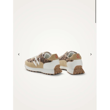 Vue arrière de la basket Flow Initial avec détails blancs et empiècements camel