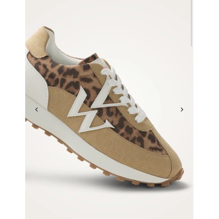 Détail porté de la basket Flow Initial léopard avec semelle blanche à petits crampons camel