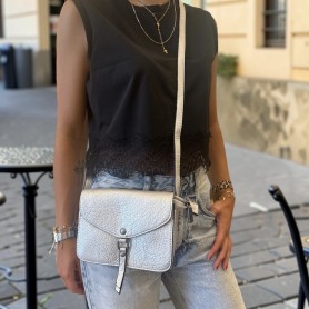 Sac bandoulière Mandoline argenté au format compact et élégant
