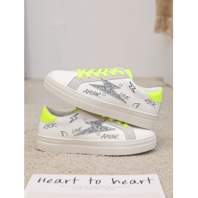 Basket Yona Yellow blanche avec éclair argenté pailleté et détails jaune fluo de la marque Findlay