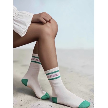 Les chaussettes côtelées à message Findlay portées avec un look casual.