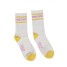 Les chaussettes côtelées à message Findlay portées avec un look casual.