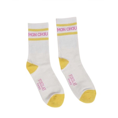 Les chaussettes côtelées à message Findlay portées avec un look casual.