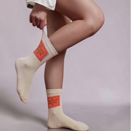 Les chaussettes Hello à message Findlay portées avec un look casual.