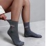 Les chaussettes Bisou Findlay portées avec un look féminin et casual.