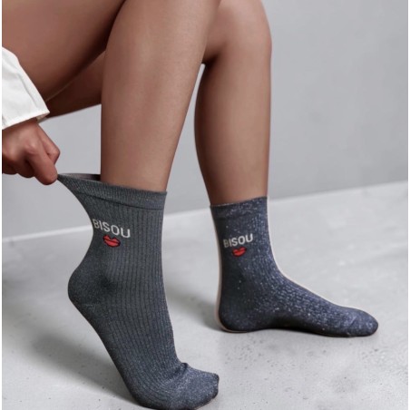 Les chaussettes Bisou Findlay portées avec un look féminin et casual.
