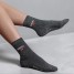 Les chaussettes Bisou Findlay portées avec un look féminin et casual.