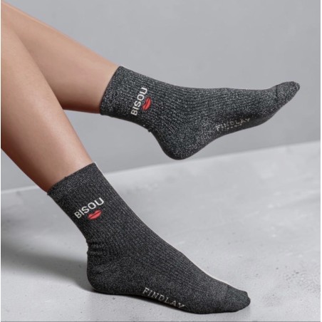 Les chaussettes Bisou Findlay portées avec un look féminin et casual.