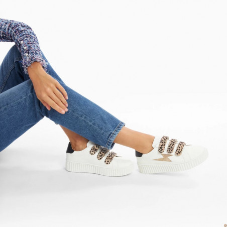Baskets éclair Maggie blanches à scratch léopard Vanessa Wu portées