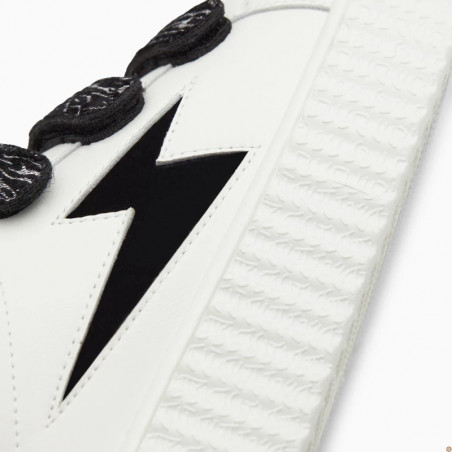 Détail de l’éclair noir et de la semelle creepers blanche des baskets Ingrid Vanessa Wu
