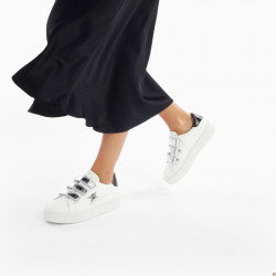 Baskets éclair Marilou blanches à scratchs argent Vanessa Wu portées