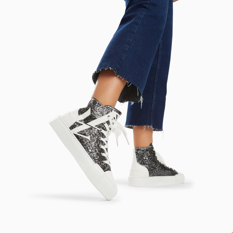 Baskets montantes Alix glitter noir à éclair Vanessa Wu portées