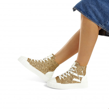 Baskets montantes Alix glitter doré à éclair Vanessa Wu portées