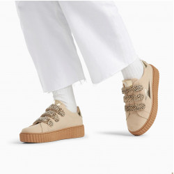 Baskets éclair Aby beige et or à scratchs guépard Vanessa Wu portées