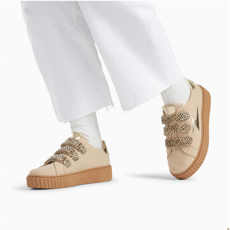 Baskets éclair Aby beige et or à scratchs guépard Vanessa Wu portées