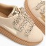 Détail des scratchs guépard et de la semelle creepers des baskets Aby beige Vanessa Wu