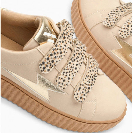 Détail des scratchs guépard et de la semelle creepers des baskets Aby beige Vanessa Wu
