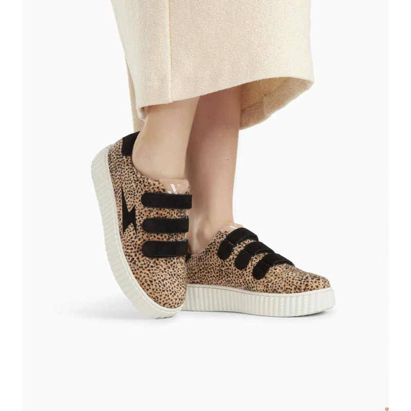 Baskets éclair Sophie beiges à scratchs guépard et noir Vanessa Wu portées