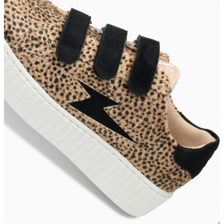 Détail des scratchs noirs et de l’éclair en suédine noire des baskets Sophie Vanessa Wu