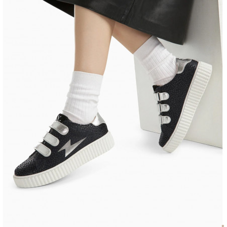 Baskets éclair Sophie guépard noir et argent à scratchs Vanessa Wu portées