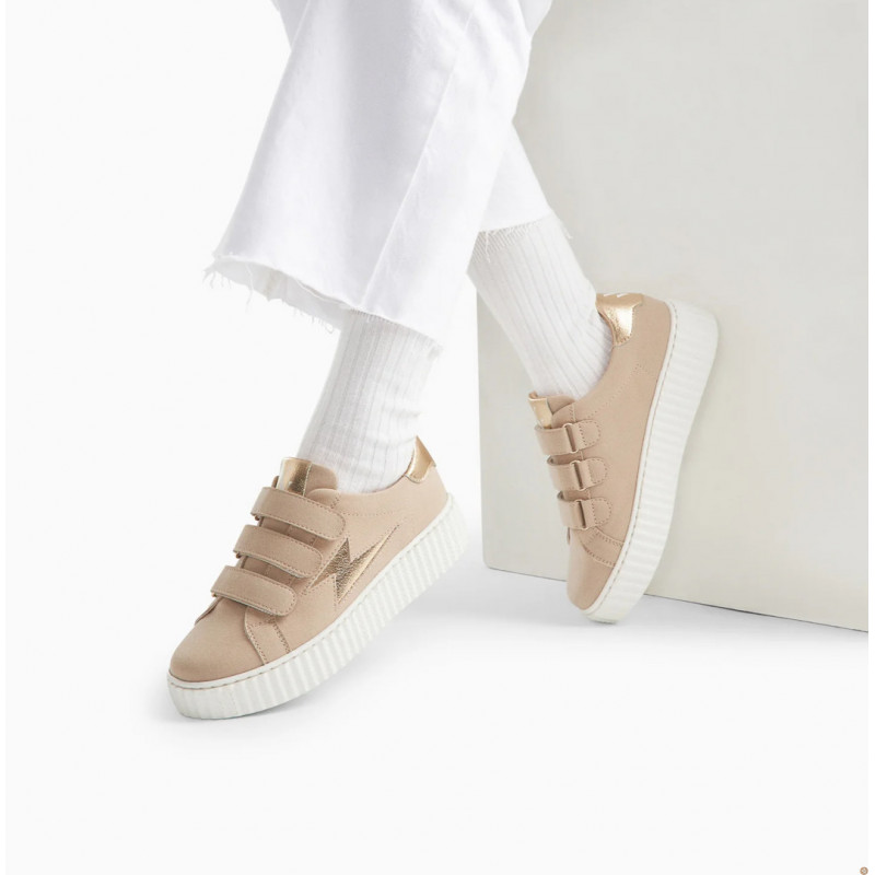 Baskets éclair Alison beige et or à scratchs Vanessa Wu portées